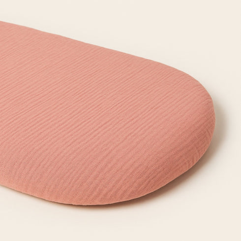 Ce drap housse bébé rose ovale, délicat et parfaitement adapté, épouse les formes du matelas avec douceur, fidèle à l’univers tendre de Bellemoon.